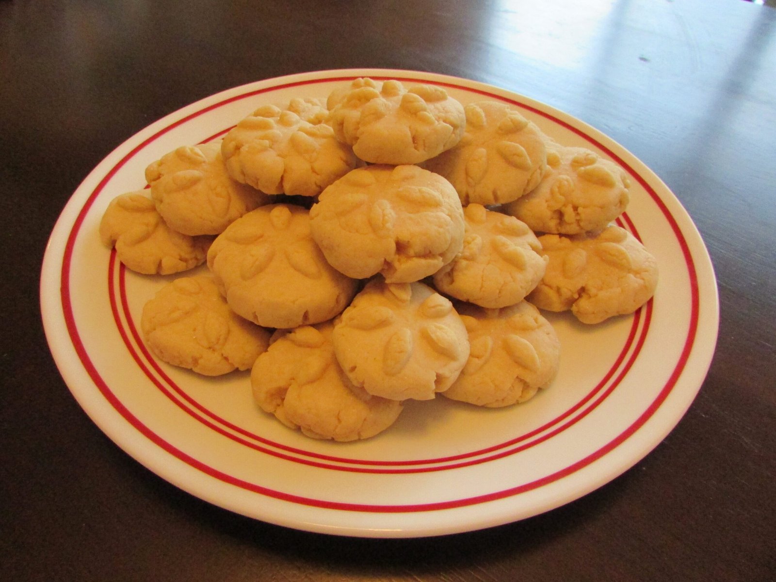 Classic Spritz Cookies (Buttery, Pressed Trees, Wreaths & Stars) 3 A plate of plain pressed spritz rounds