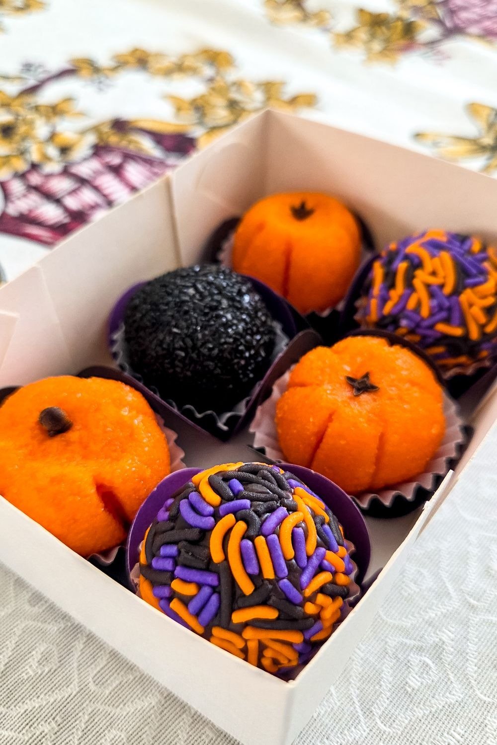 Oreo Pumpkins (The No-Bake 20-Minute Halloween Treat) 5 Gift box of Oreo pumpkin truffles and Halloween sprinkle truffles