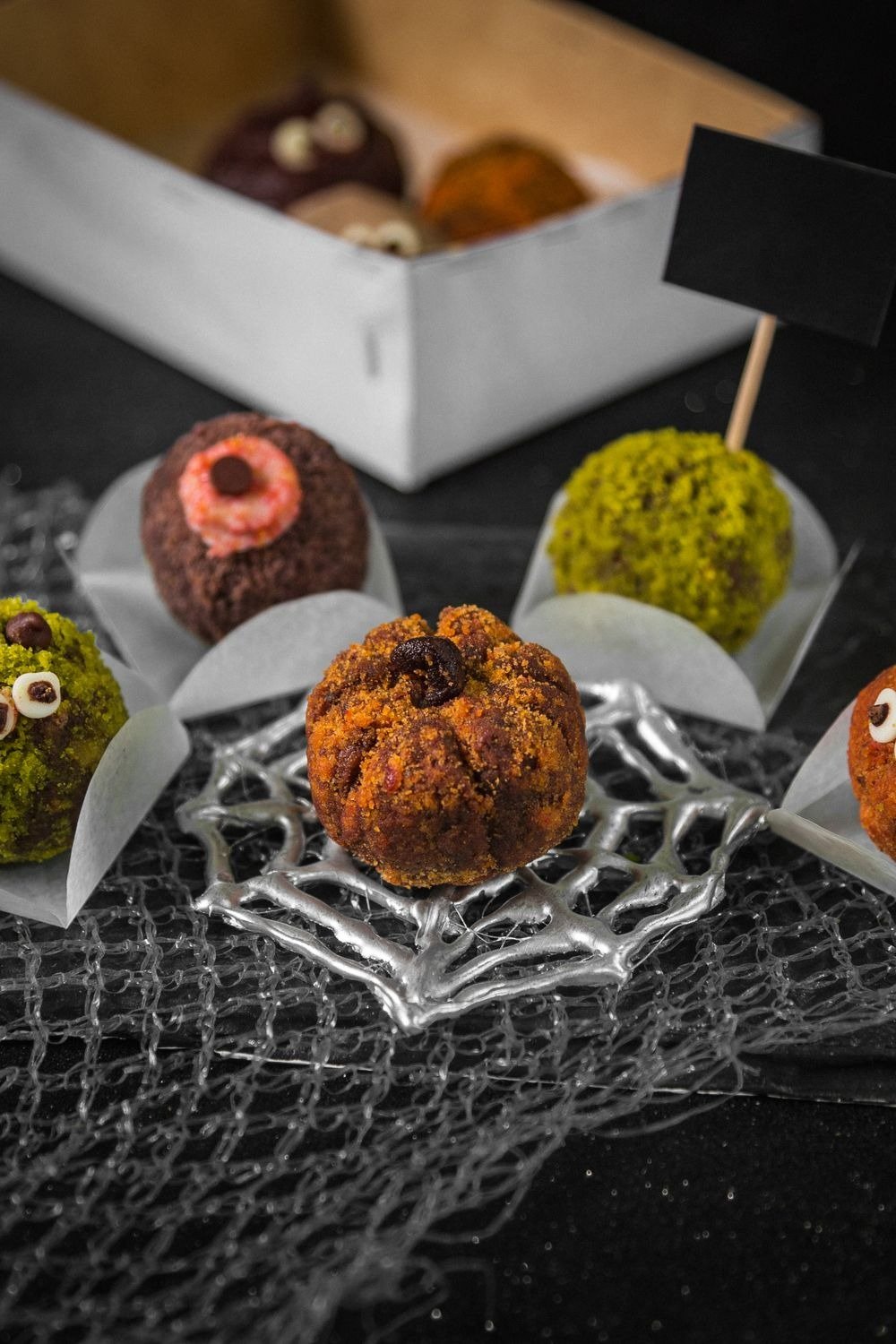 Oreo Pumpkins (The No-Bake 20-Minute Halloween Treat) 6 Halloween truffle spread with an Oreo pumpkin centerpiece on a spiderweb