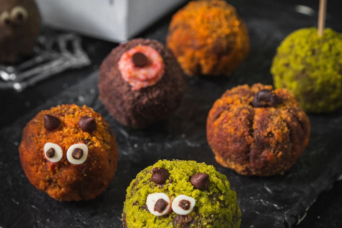 Spooky Eyeball Oreo Cookie Balls (The No-Bake 20-Minute Halloween Treat) 1 Spooky Eyeball Oreo Cookie Balls (The No-Bake 20-Minute Halloween Treat)