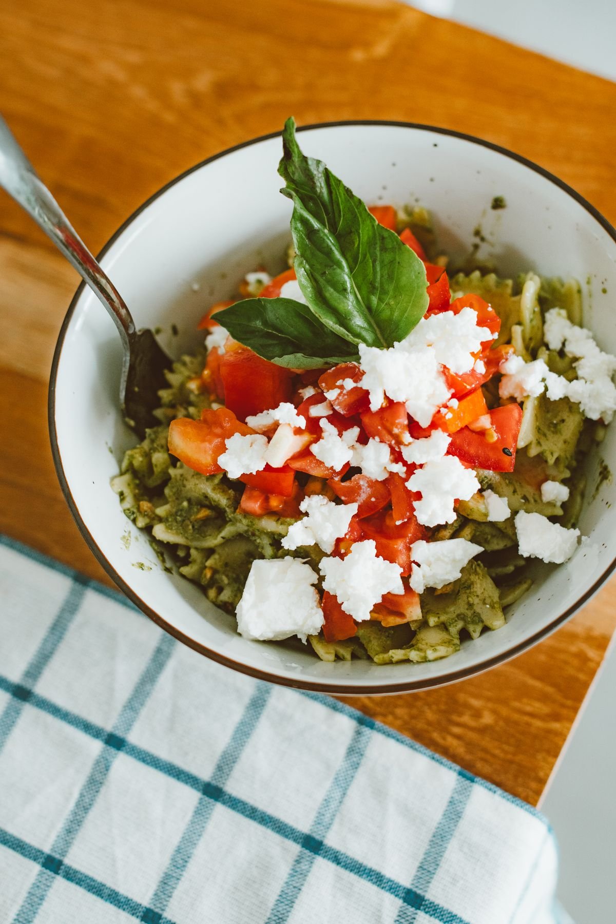 Slime Green Pesto Pasta (The Spooky 15-Minute Halloween Dinner) 4 Blending the green pesto