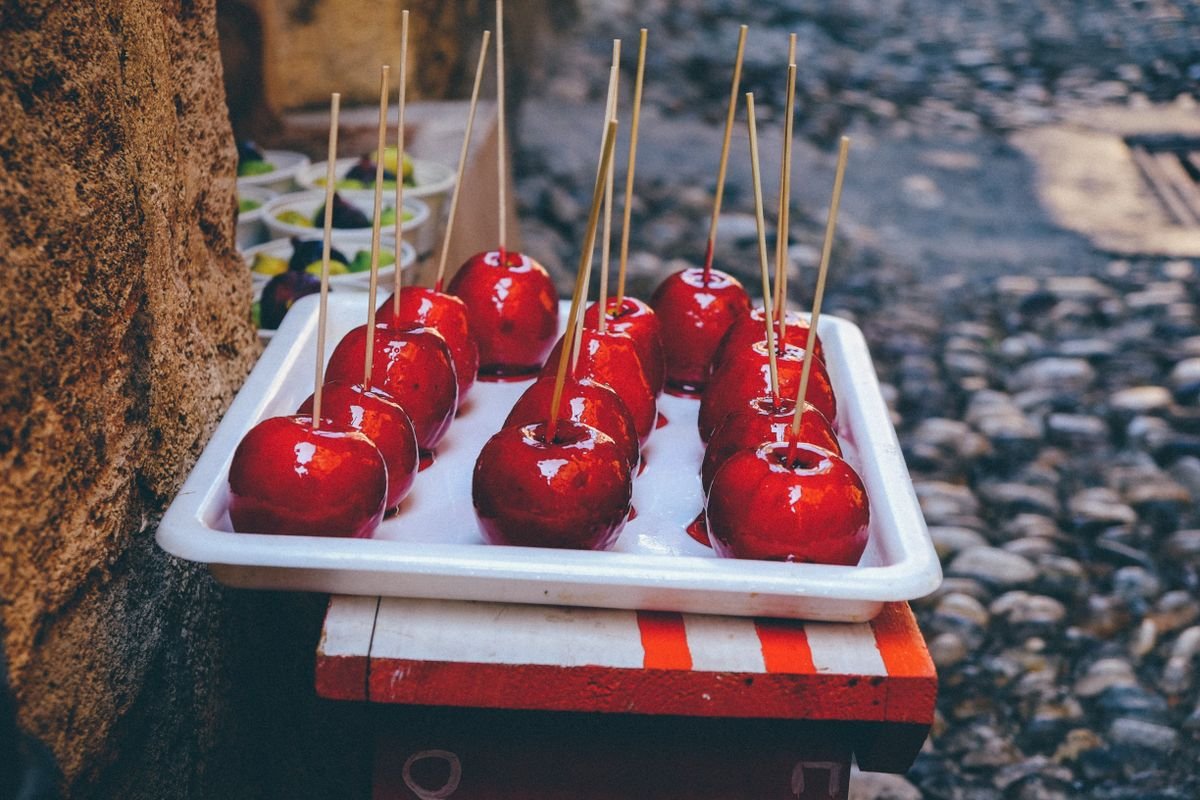 Spooky Caramel Apples (The 30-Minute Halloween Treat) 6 Finished spooky caramel apples with candy eyes