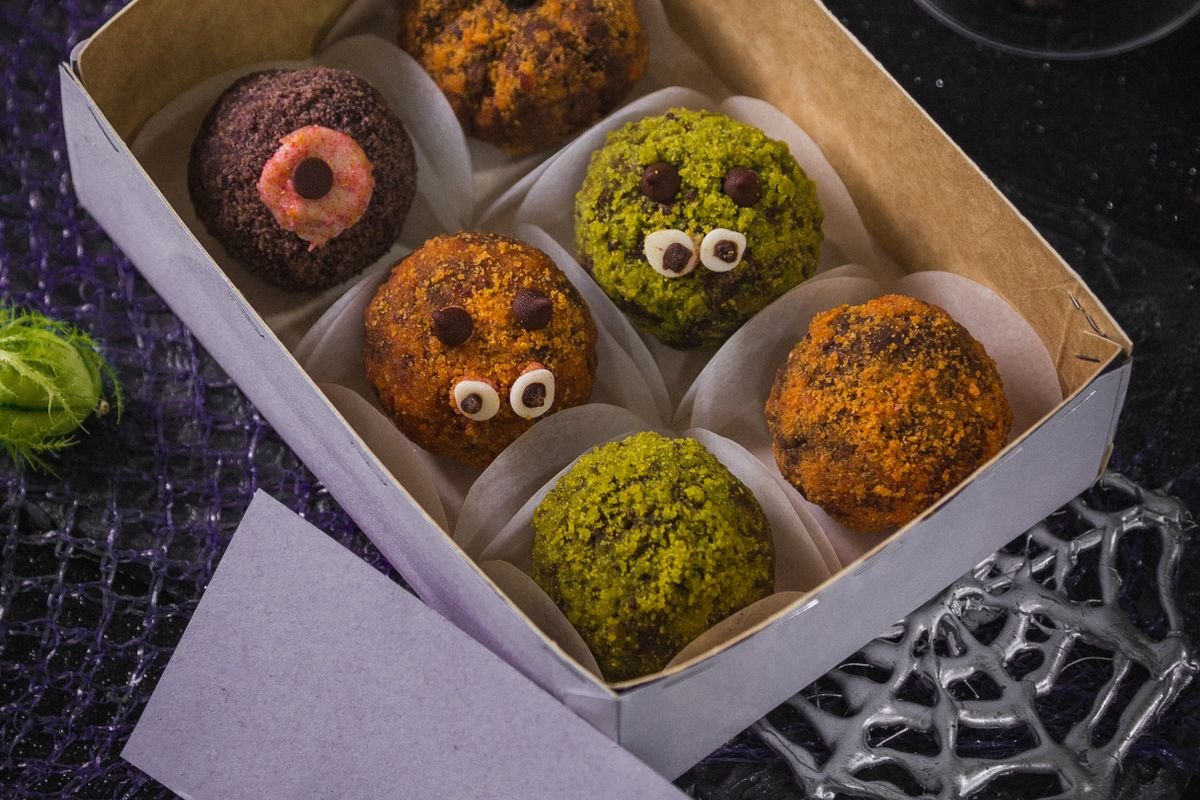 Spooky Eyeball Oreo Cookie Balls (The No-Bake 20-Minute Halloween Treat) 3 Box of six decorated monster eyeball Oreo cookie balls on a Halloween table