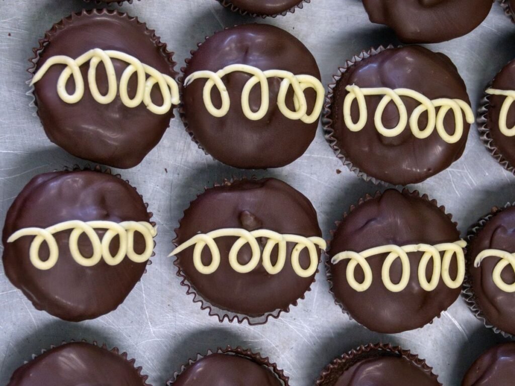 Boston Cream Pie Cupcakes (Easy 45-Minute Bakery-Style Dessert) 6 Boston cream pie cupcakes with chocolate ganache