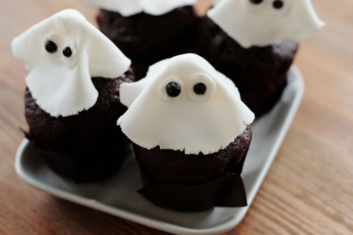 Chocolate cupcakes topped with white meringue ghosts