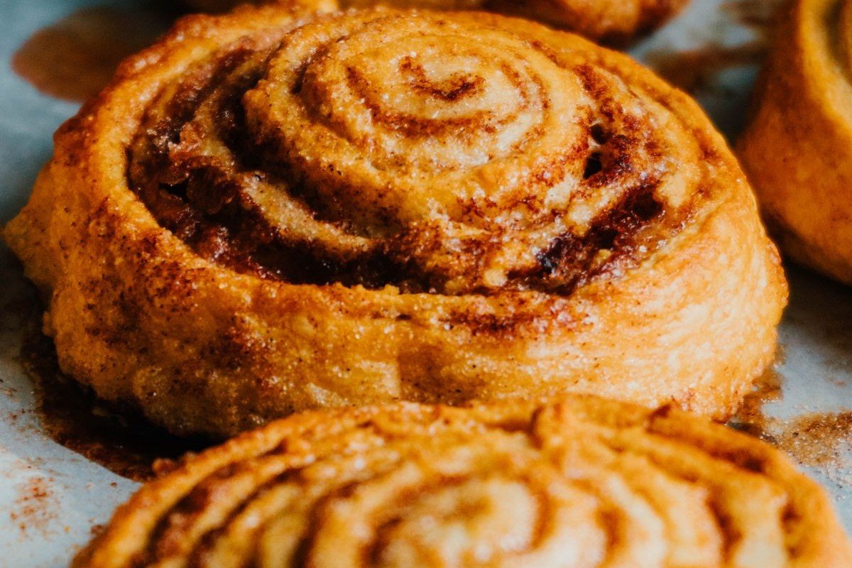Soft & Fluffy Cinnamon Rolls (The 2-Hour Bakery-Style Recipe) 6 Freshly baked golden cinnamon rolls with visible cinnamon swirl