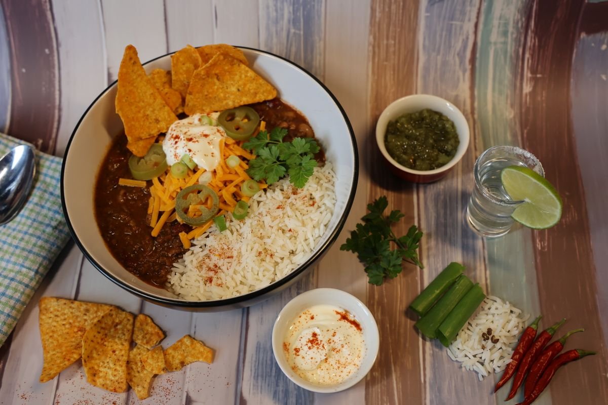 Slow Cooker Beef Chili (The Hearty Set-It-and-Forget-It Dinner) 6 Beef chili served with cheddar and sour cream