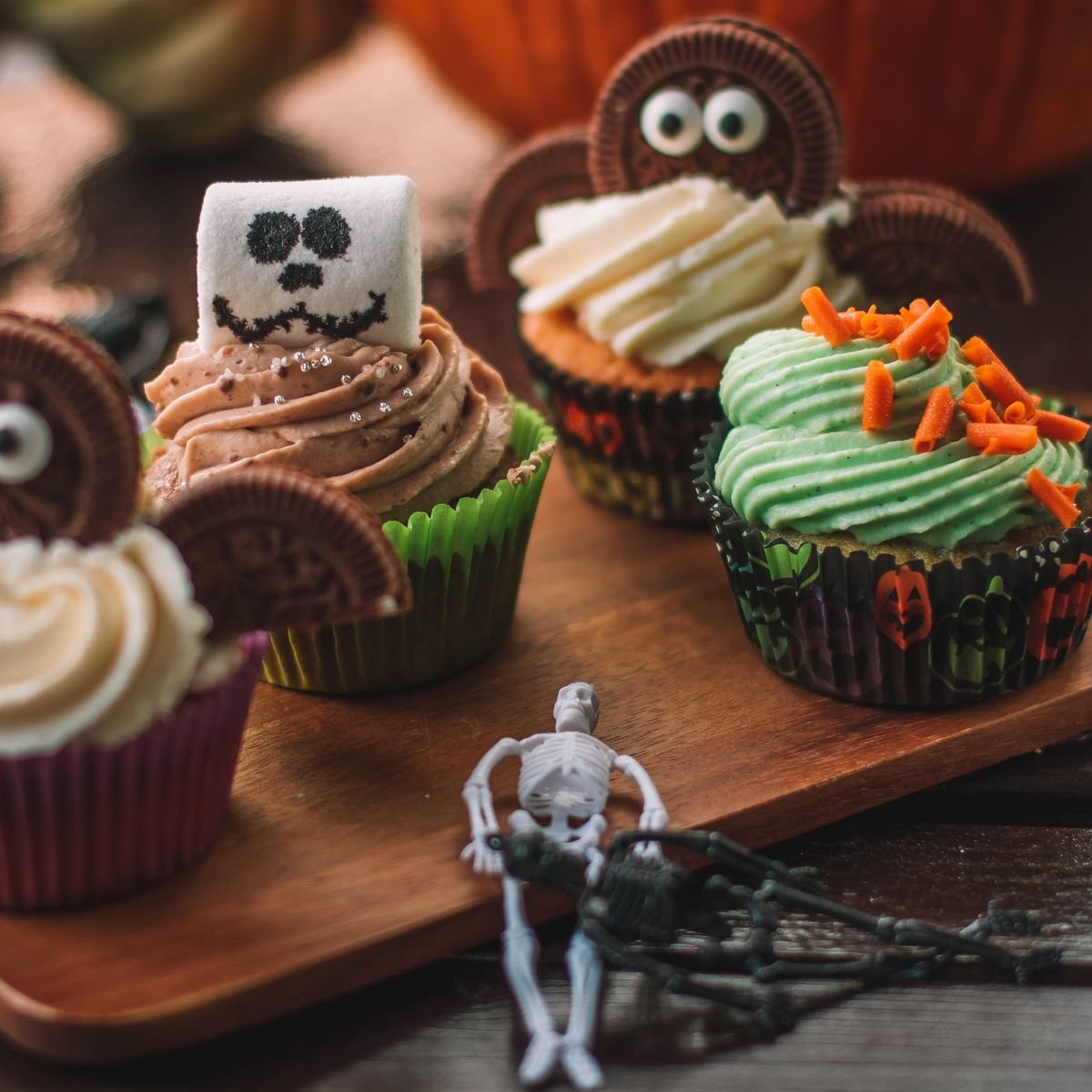 Cookie Bat Cupcakes (The Spooky 40-Minute Halloween Cupcakes) 4 Oreo bat Halloween cupcakes with a marshmallow ghost