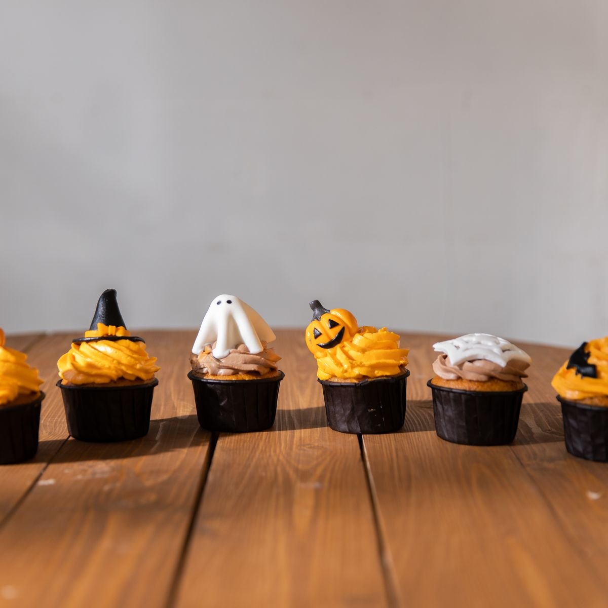 Cookie Bat Cupcakes (The Spooky 40-Minute Halloween Cupcakes) 5 Halloween cupcakes with witch hats, ghosts, and pumpkins