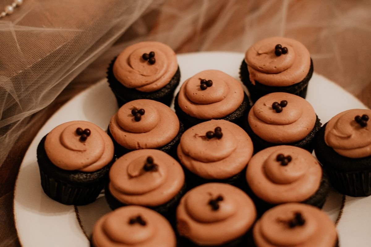 Chocolate Peanut Butter Cupcakes (The Gooey 30-Minute Peanut Butter Dream) 5 Plate of frosted chocolate peanut butter cupcakes