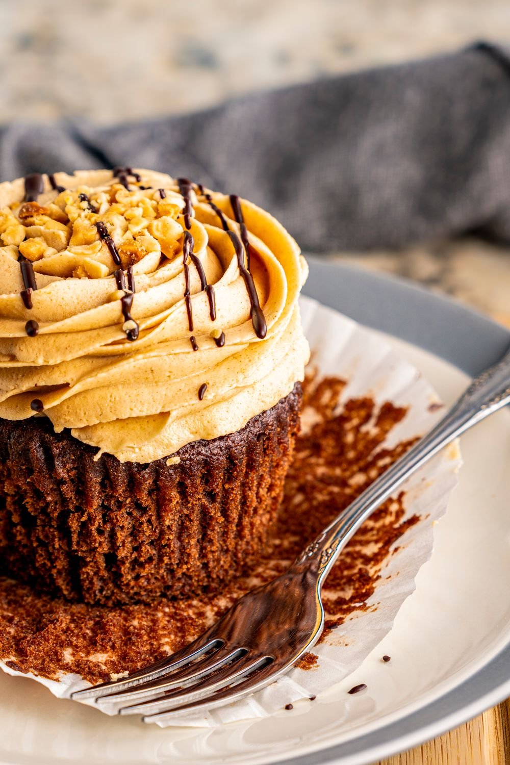 Chocolate Peanut Butter Cupcakes (The Gooey 30-Minute Peanut Butter Dream) 6 Peanut butter cupcake with chocolate drizzle